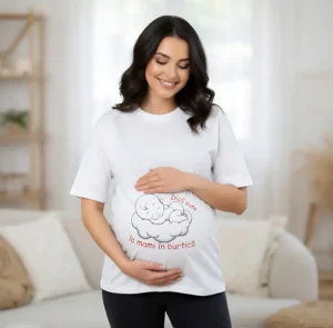 tricou-gravida-incă-sunt-la-mami-in-burtică tricou gravidă „Încă sunt la mami în burtică” cu bebeluș dormind pe nor – design alb cu text roșu