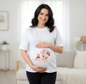 ricou-gravida-in-curand-bebelus-fetita tricou gravidă „În curând” cu bebeluș fetiță cu fundiță roșie pe burtica de gravidă