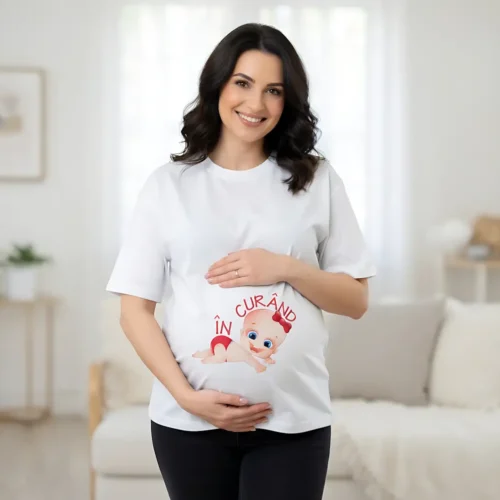 tricou gravidă „În curând” cu bebeluș fetiță cu fundiță roșie pe burtica de gravidă