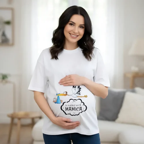 tricou-gravida-in-curand-voi-fi-mamica tricou gravidă „În curând voi fi mămică” cu barză și bebeluș pe burtica de gravidă