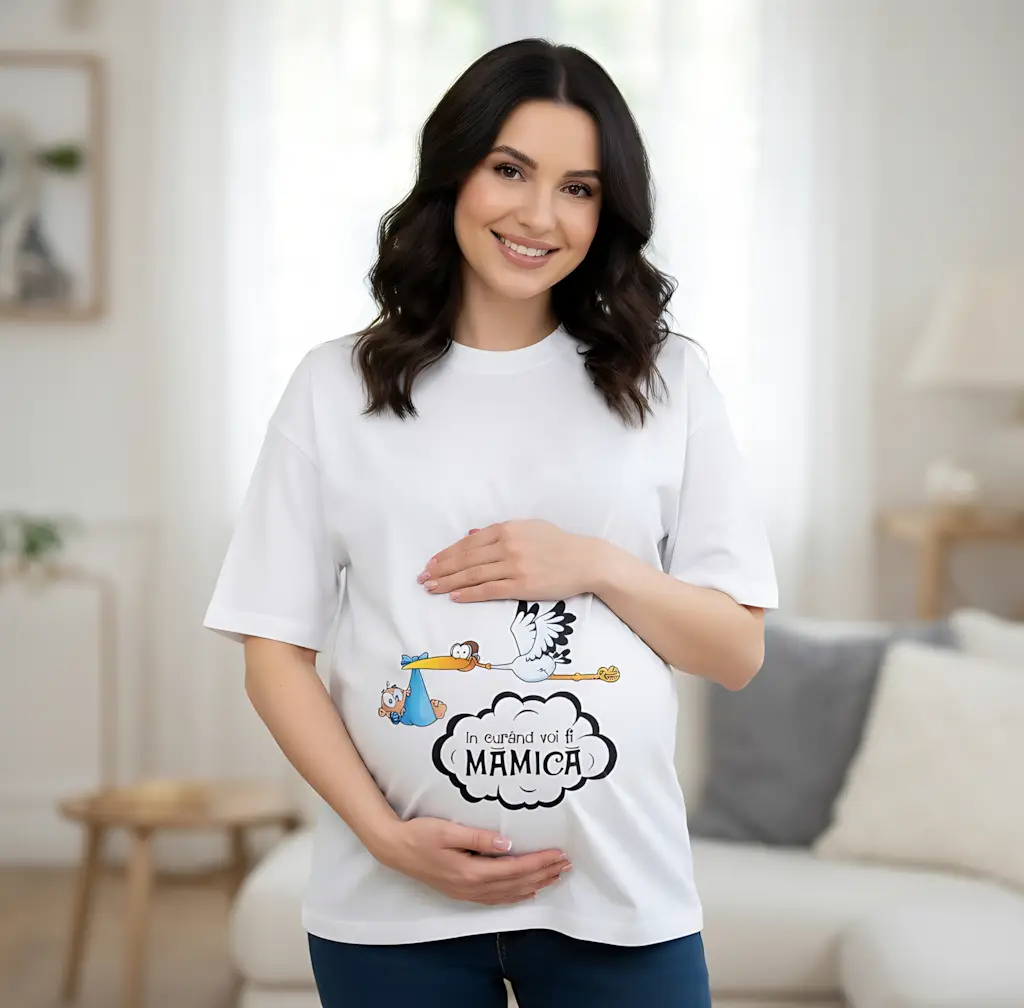 tricou-gravida-in-curand-voi-fi-mamica tricou gravidă „În curând voi fi mămică” cu barză și bebeluș pe burtica de gravidă